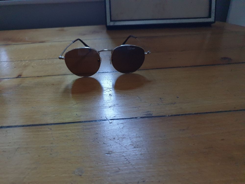  Paire de Lunettes de soleil, style ray ban, monture dor&eacute;e Bijoux et montres