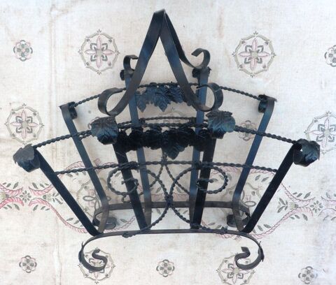 Porte revue ou magasine ancien m�tallique noir style rococo 20 Castries (34)