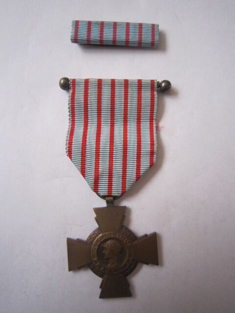 Croix du combattant et barrette
40 Salon-de-Provence (13)