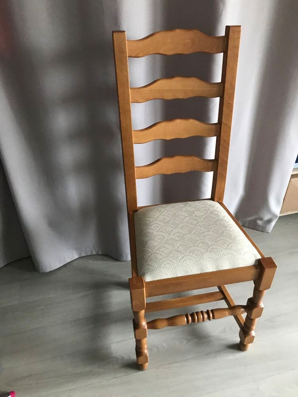 6 CHAISES DE SALLE A MANGER Meubles