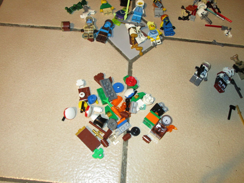 LOT LEGO FIGURINES STAR WARS + DIVERS+ ACCESSOIRES Jeux / jouets