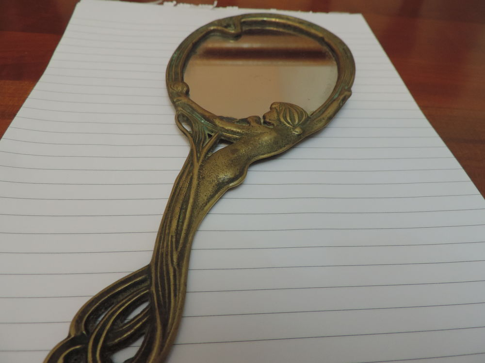 MIROIR A MAIN ANCIEN EN LAITON DE FORME OVALE - 