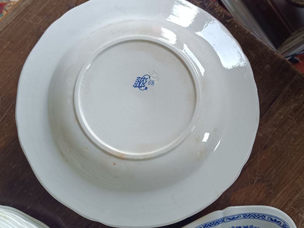 Service de table, fa&iuml;ence ancienne bleue, Gien.
Décoration