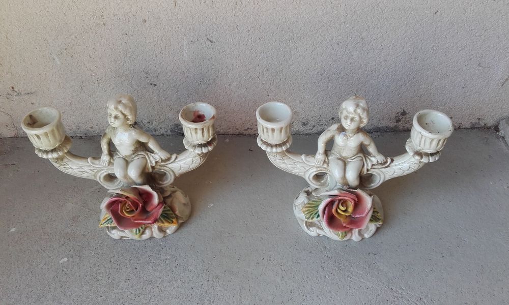 Lot de deux bougeoirs en c&eacute;ramique 