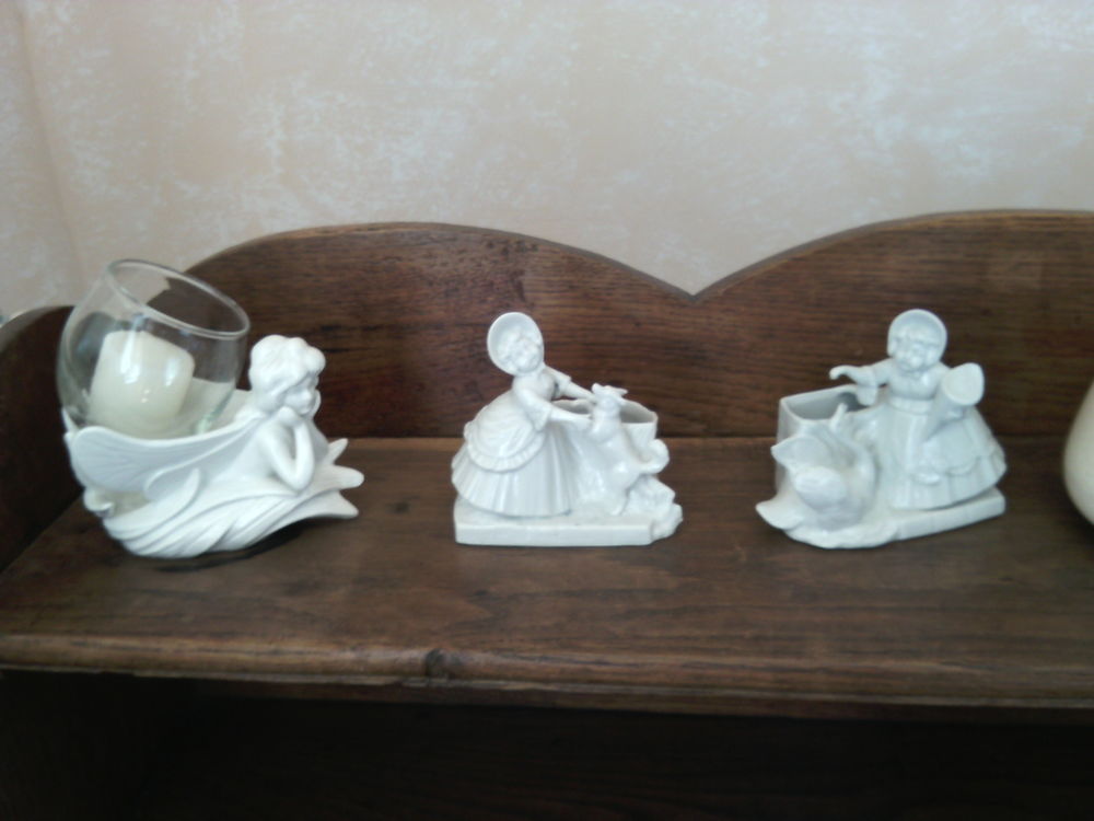 Collection diverses pi&egrave;ces fa&iuml;ence blanche Décoration