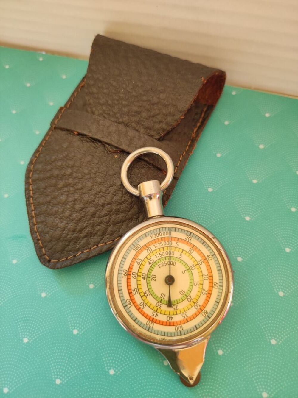 Cuvimetre ancien &agrave; roulettes +pochette cuir 