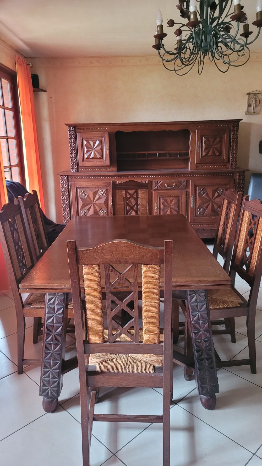 Tr&egrave;s belle salle &agrave; manger buffet,table,6 chaises et argentie Meubles