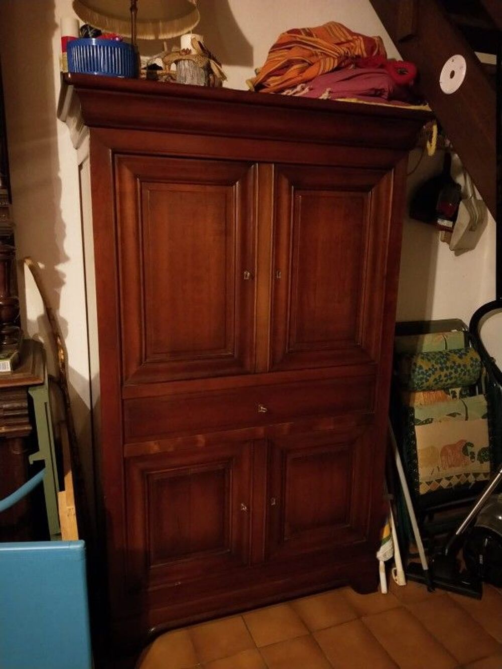 Meuble de t&eacute;l&eacute; en merisier bois massif Louis-Philippe. Meubles