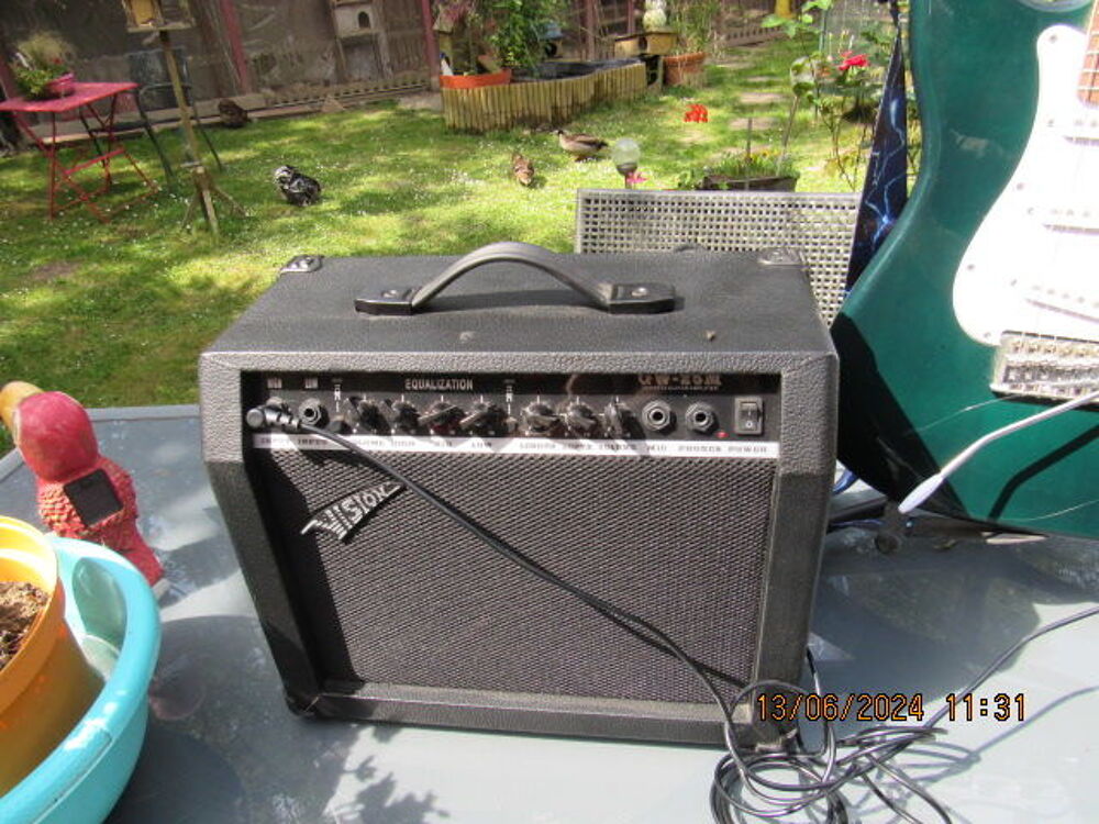 guitare &eacute;lectrique + ampli 25w + pieds Instruments de musique