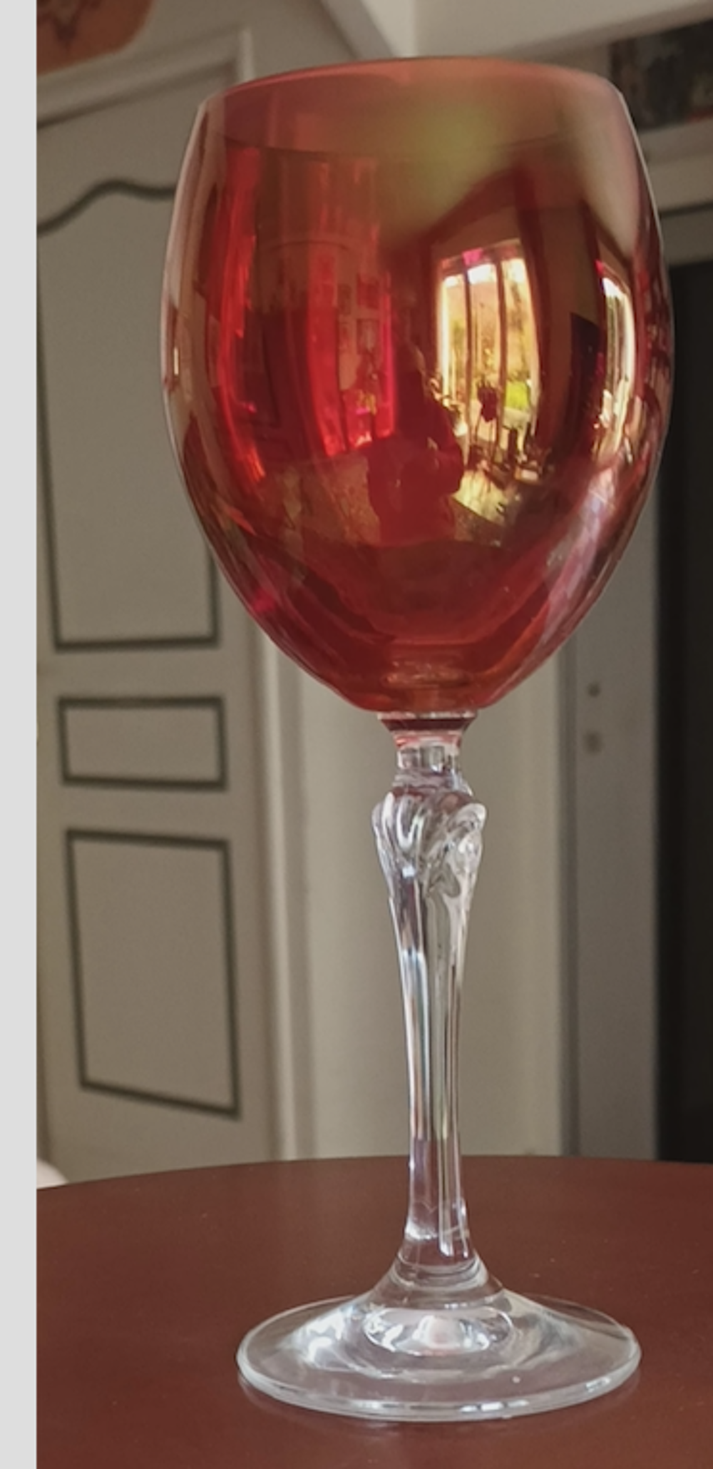 Verres &agrave; pied de couleur Décoration