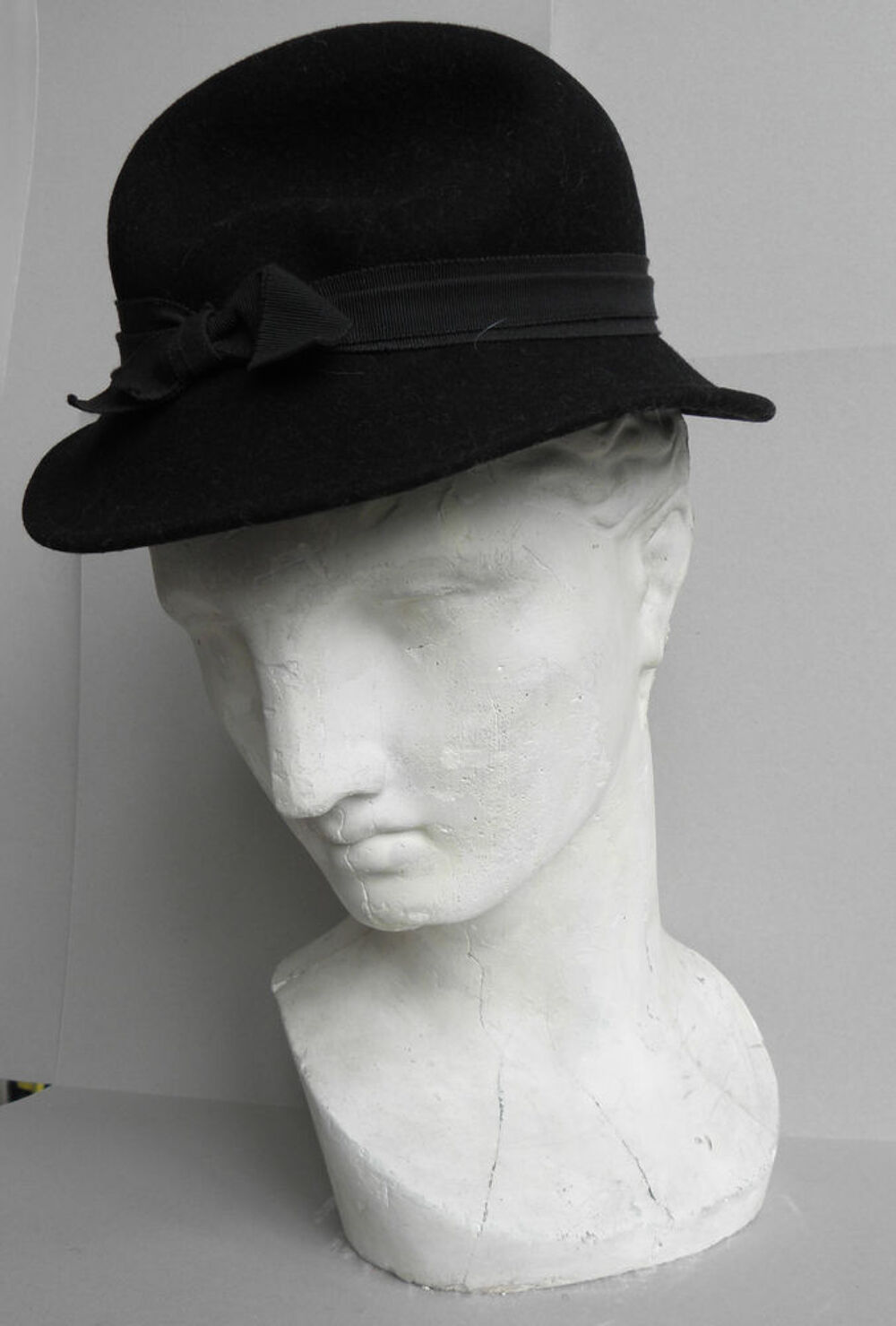 Plusieurs chapeaux en feutre
Tour de t&ecirc;te: 54, 55, 58
Vêtements