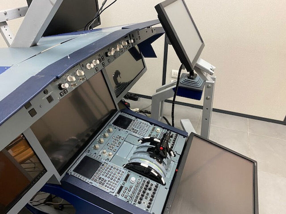 simulateur de vol professionnel FNPT II MCC A320/321. Consoles et jeux vidéos