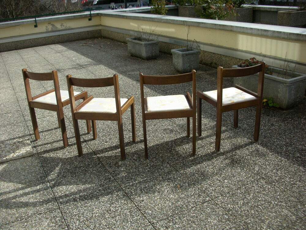 4 chaises Design Italien sans signature. Meubles