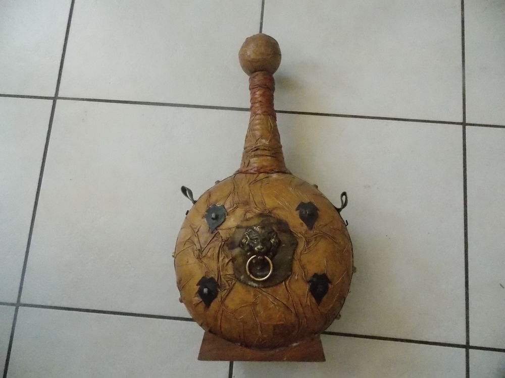 grande bouteille ancienne envelopp&eacute; de cuir Décoration