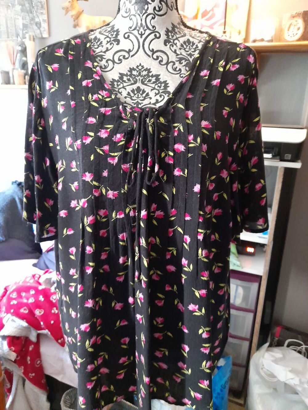 BLOUSE ample avec la&ccedil;age au d&eacute;collett&eacute; et plis religieux T48 Vêtements
