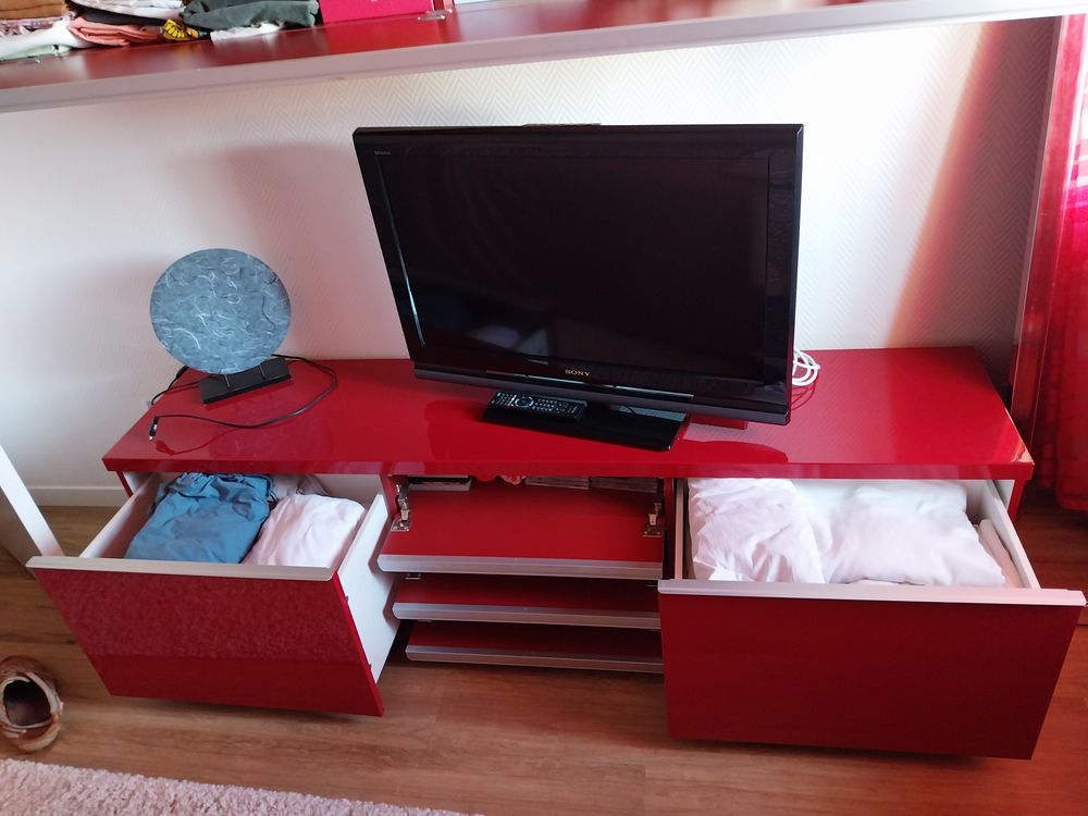 Meuble haut et bas moderne de couleur rouge laqu&eacute; Meubles