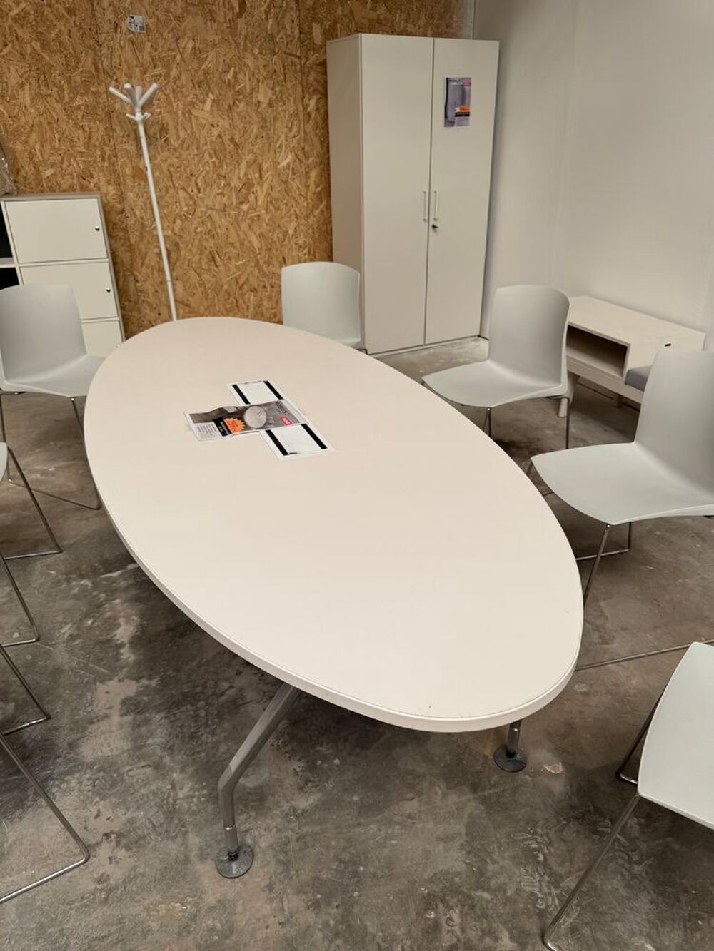 Table de r&eacute;union en bois avec ou sans passe cable
Meubles