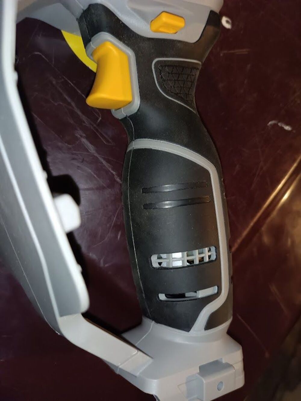 Mini tron&ccedil;onneuse TITAN TTI936GDO Bricolage