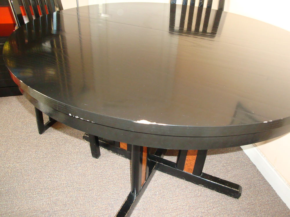 Table rallonge incorpor&eacute;e avec chaises de salle &agrave; manger 
Meubles