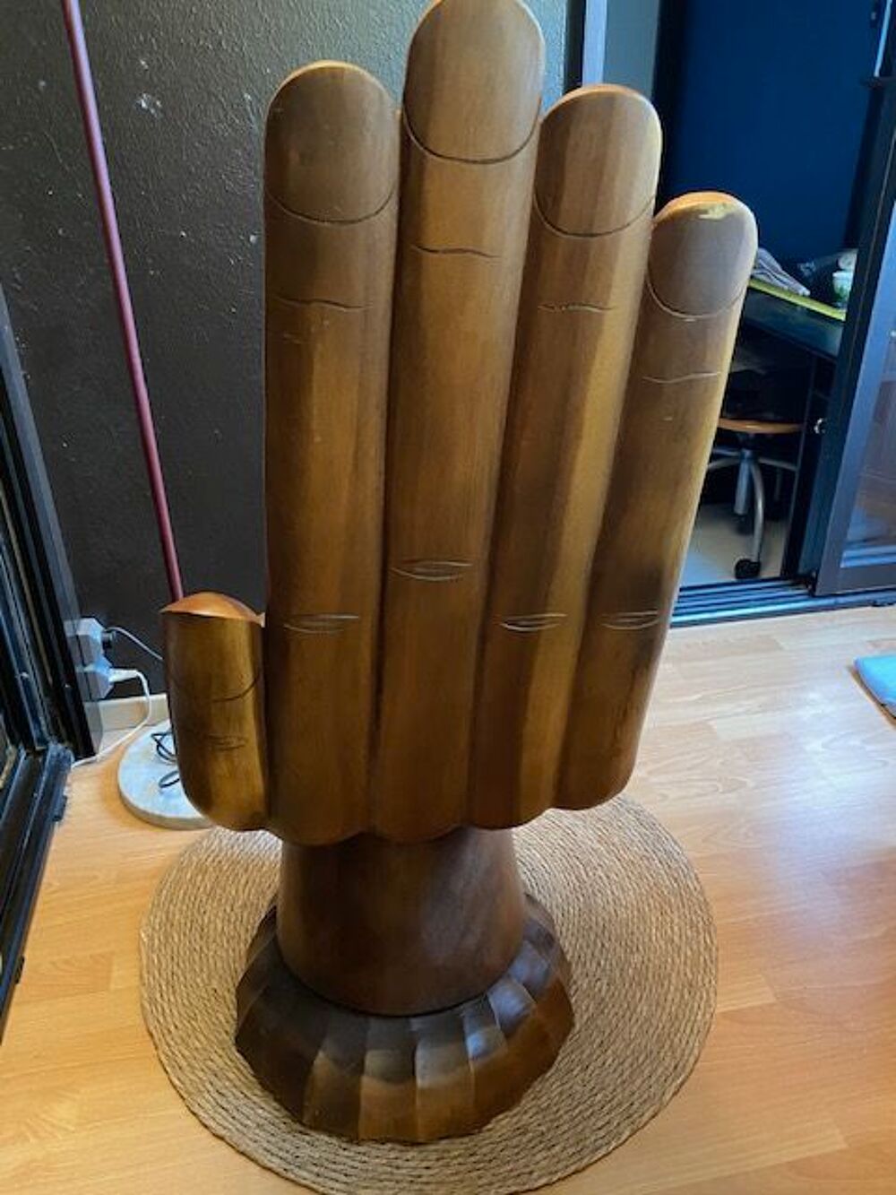 fauteuil sculpture bois dur "main de Boudha" vintage
Meubles