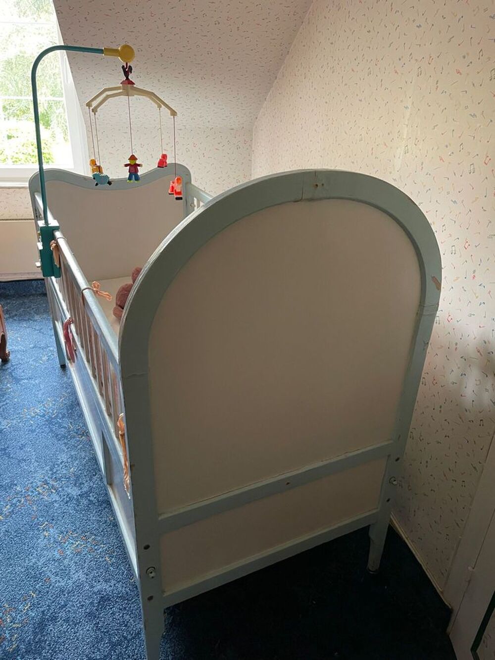 Lit de b&eacute;b&eacute; romantique en bois avec literie Mobilier enfants