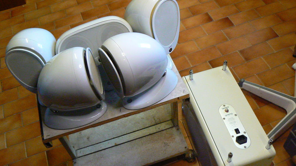 Tannoy Arena Caisson basse amplifi&eacute; et 5 pieds de table Audio et hifi