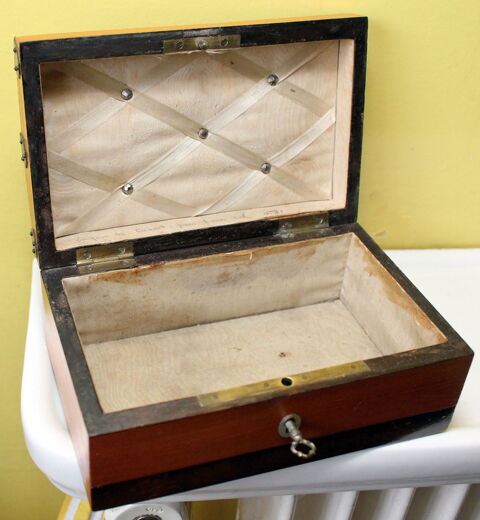 Coffret bombé ancien miniature - Malle de poupée XIX eme 70 Issy-les-Moulineaux (92)