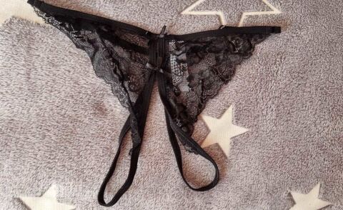 String papillon ouvert en bas . TU Oullins (69)
