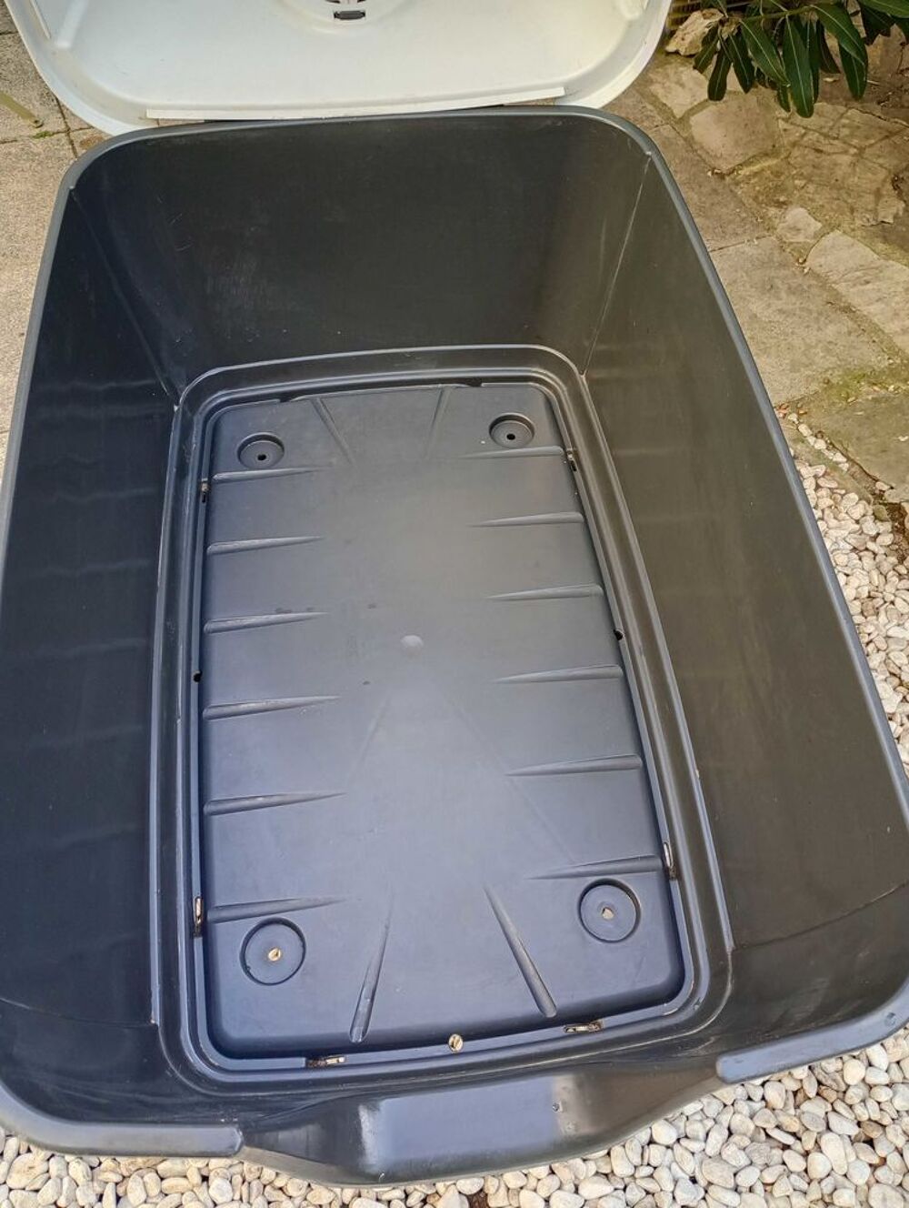niche &agrave; chien ferblast Jardin
