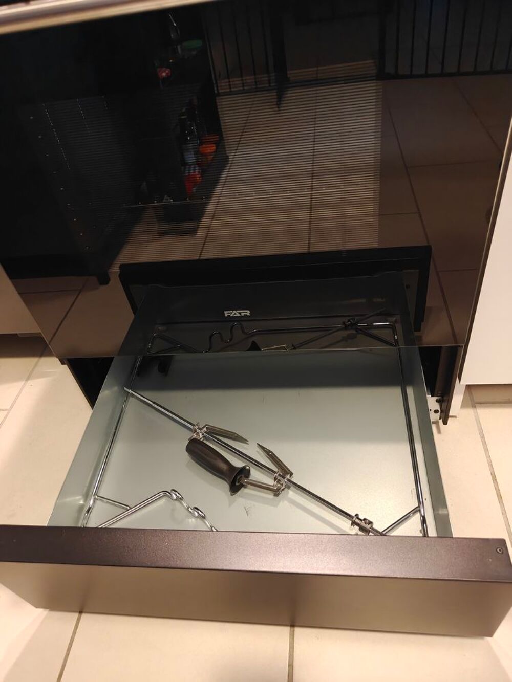 Cuisini&egrave;re induction FAR, 4 foyers + four 70L / Facture Electroménager