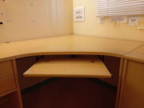 Bureau d'angle en trois parties. 145 Bressuire (79)