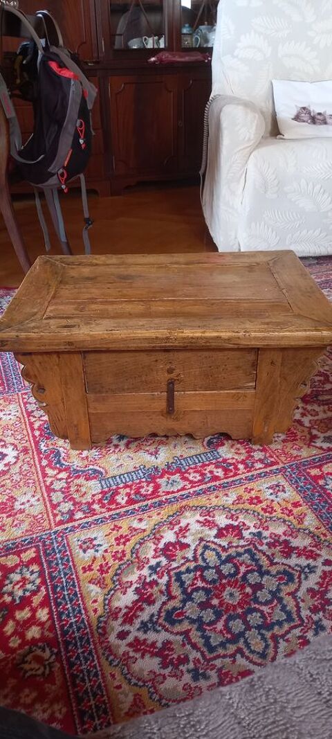 Table basse chinoise ancienne Kang en orme XIXe siècle Cranves-Sales (74)