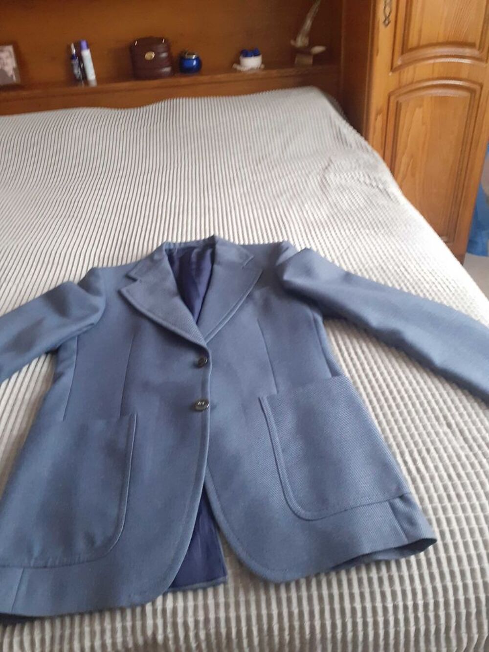 Veste bleue doubl&eacute;e, habill&eacute;e, peu port&eacute;e,propre. Vêtements