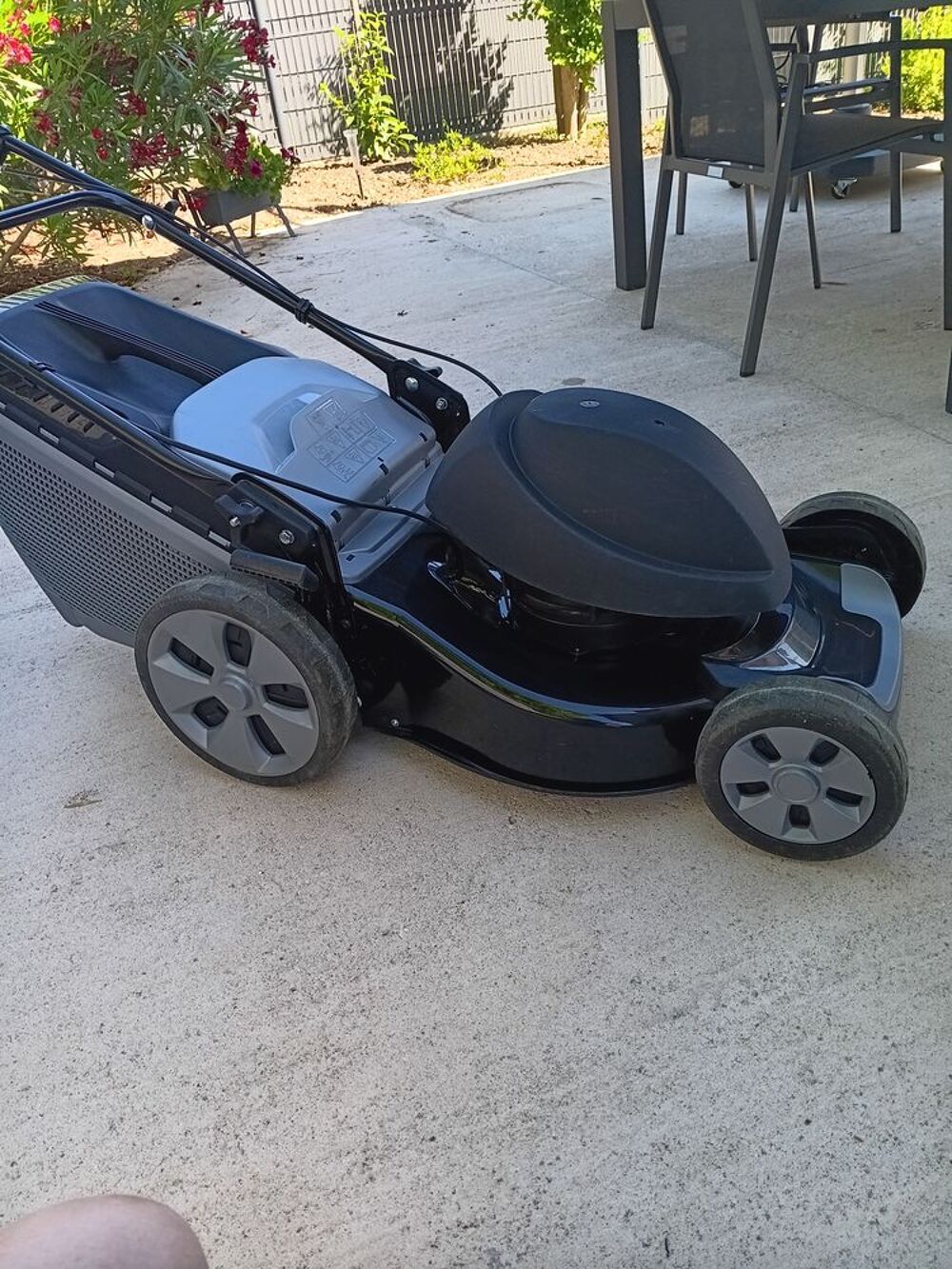 Tondeuse &eacute;lectrique tractee coupe 48cm Jardin