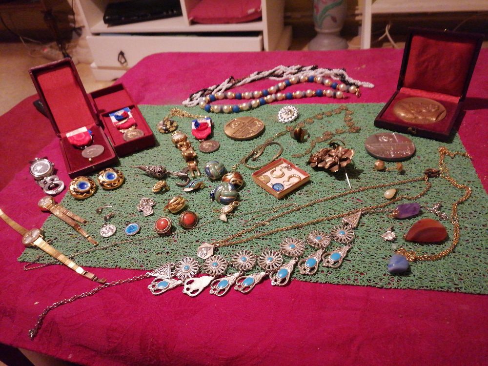 Lot de plusieurs bijoux et de 2 montres
Article femme Bijoux et montres