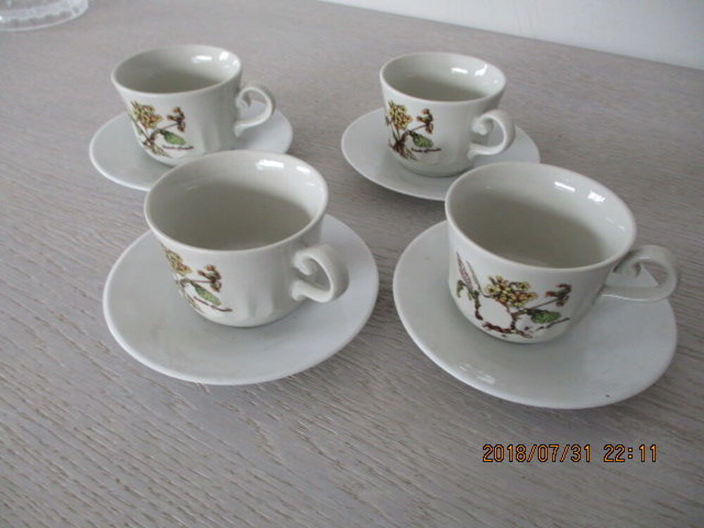 Quatre tasses &agrave; caf&eacute; avec s/tasses Décoration
