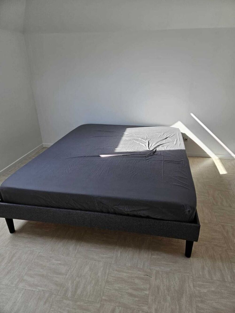 Lit 160x200 cm marque Emma ; matelas Emma Original Hybrid V2 160 x 200 + drap house + prot&egrave;ge matelas + oreillers + taies d'oreillers + couette Meubles