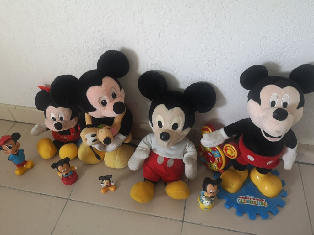 Lot de Peluches et Figurines Mickey 