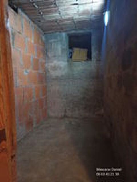   Cave 4 m² (9/10 m3), facile d'accès lumière sol dur bon état 