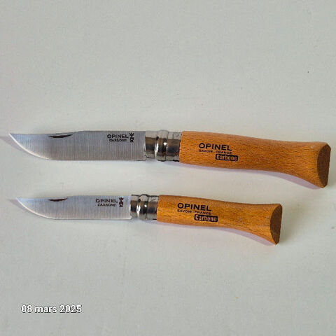 Lot de 2 couteaux pliants Opinel de taille diff�rentes, lame 19 Saumur (49)