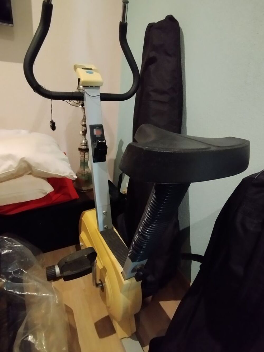 V&eacute;lo d'appartement jaune et noir Sports
