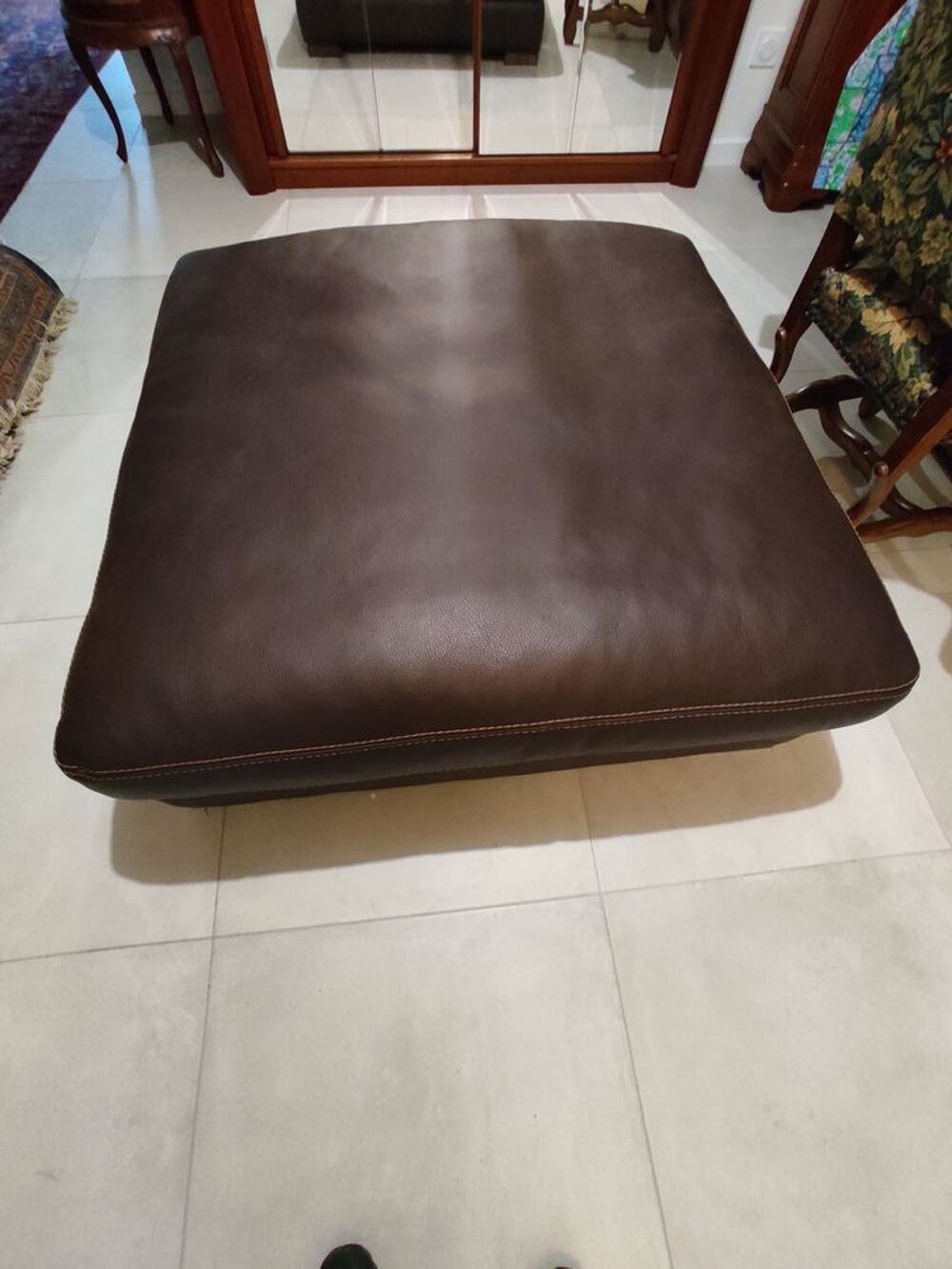 Pouf en cuir marron
Meubles