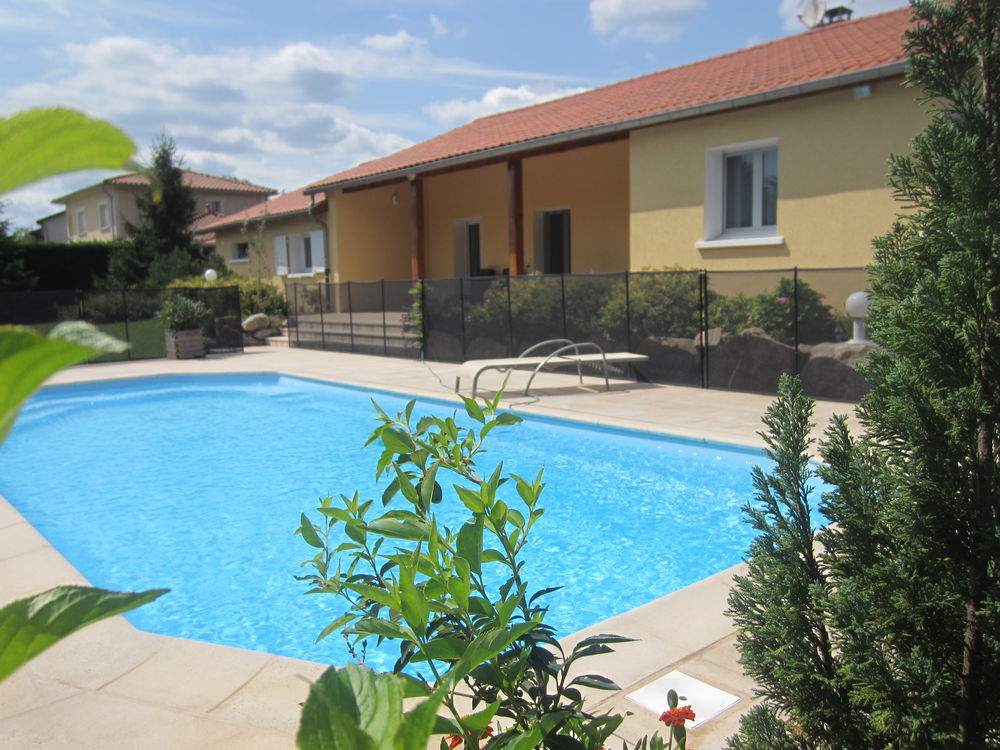 Location Maison Villa de plain pied avec piscine sur terrain clos de 1300 m² Grézieu-la-varenne