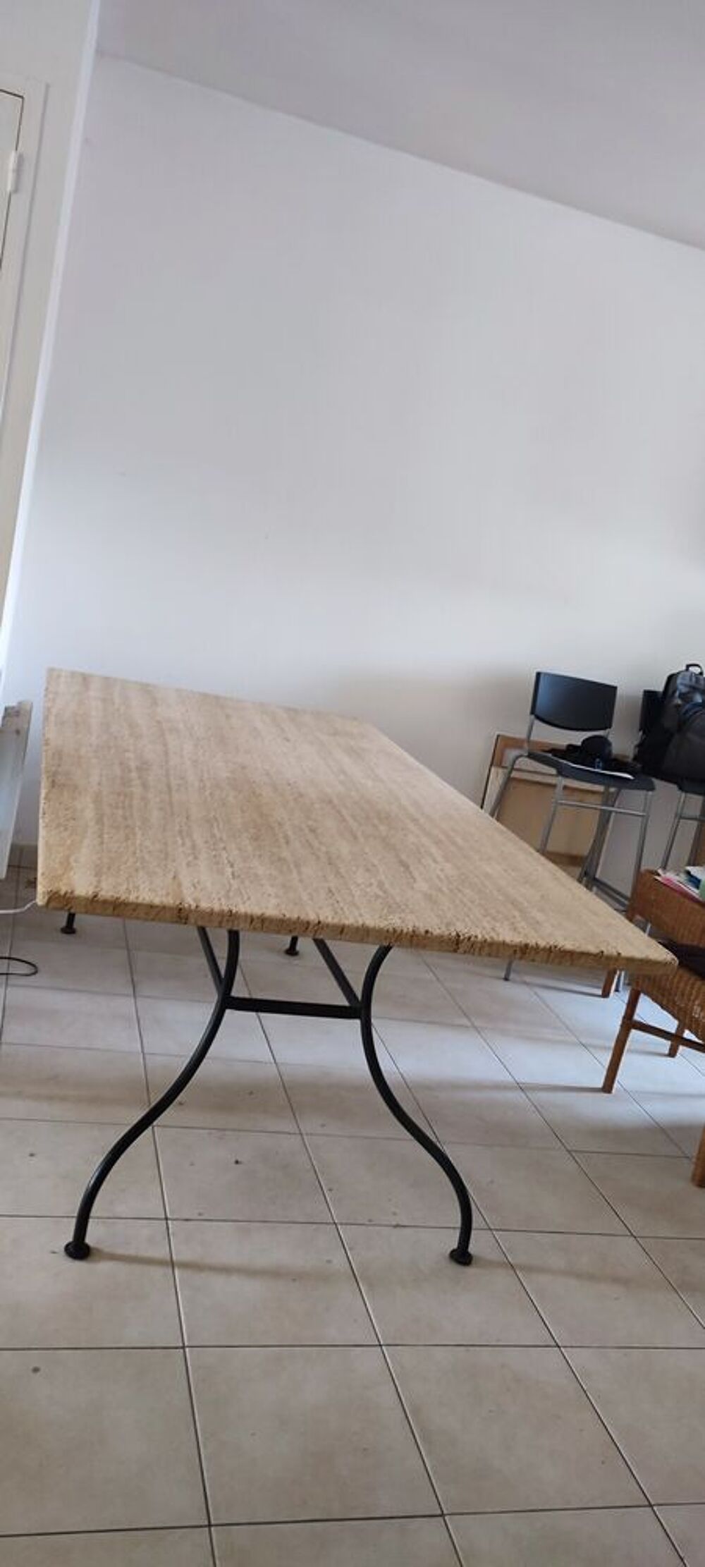 Table travertin 200x100x3 tr&egrave;s bon &eacute;tat prix n&eacute;gociable. Meubles
