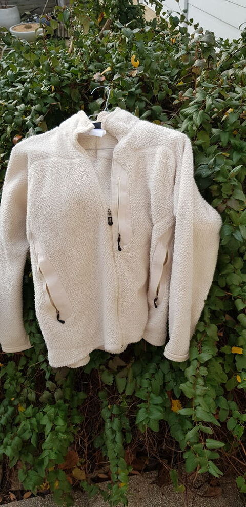 Veste polaire femme Patagonia.  21€
0 Montélimar (26)