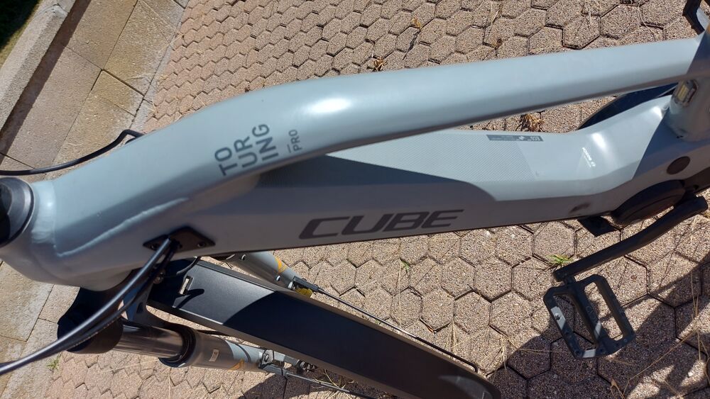 v&eacute;lo &agrave; assistance &eacute;lectrique CUBE Vlos