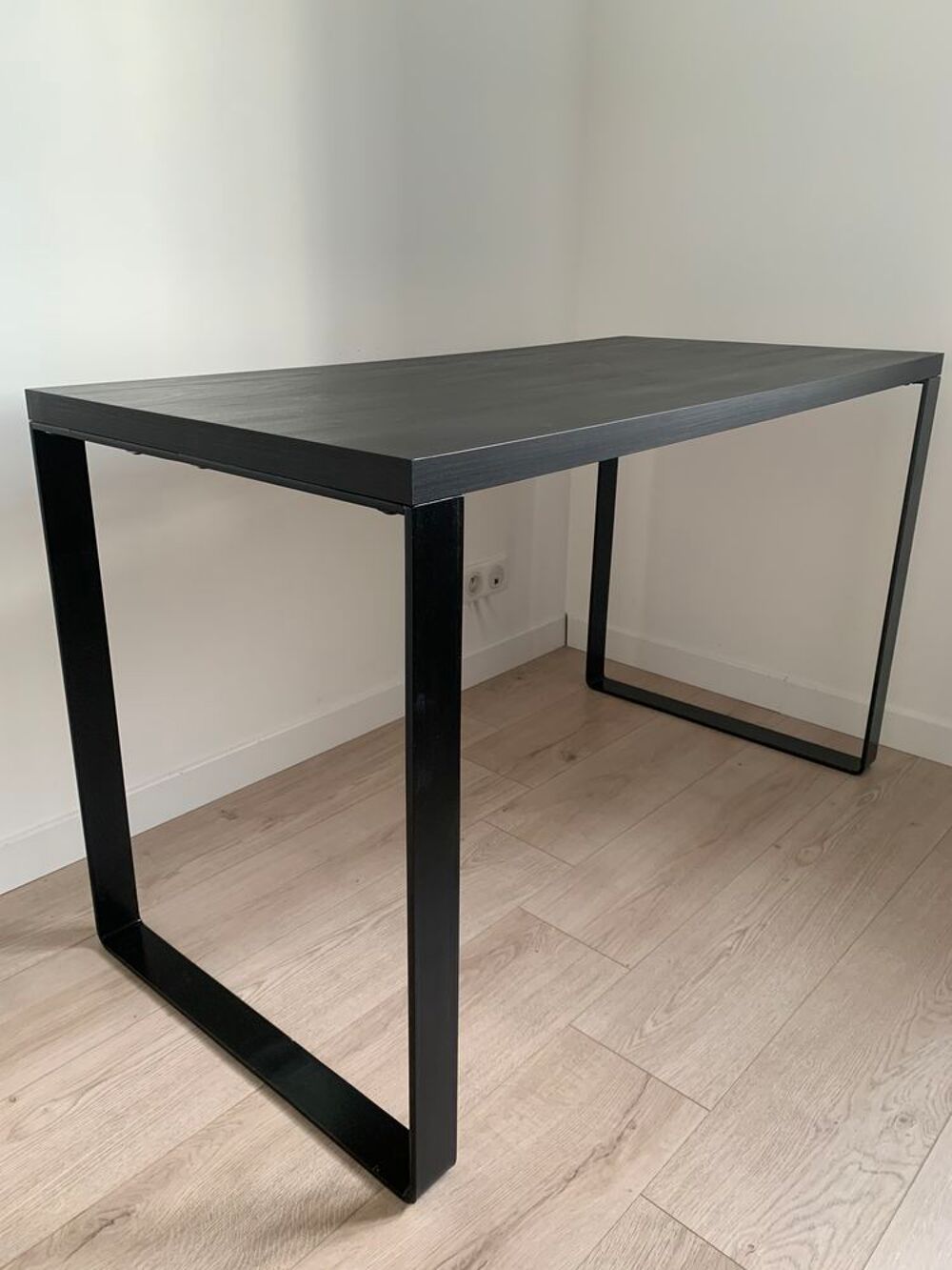 BUREAU AVEC PIEDS EN METAL Meubles