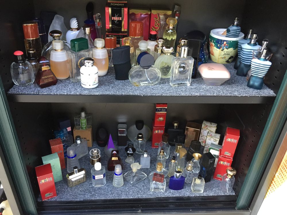 importante collection de flacons de parfums vides 