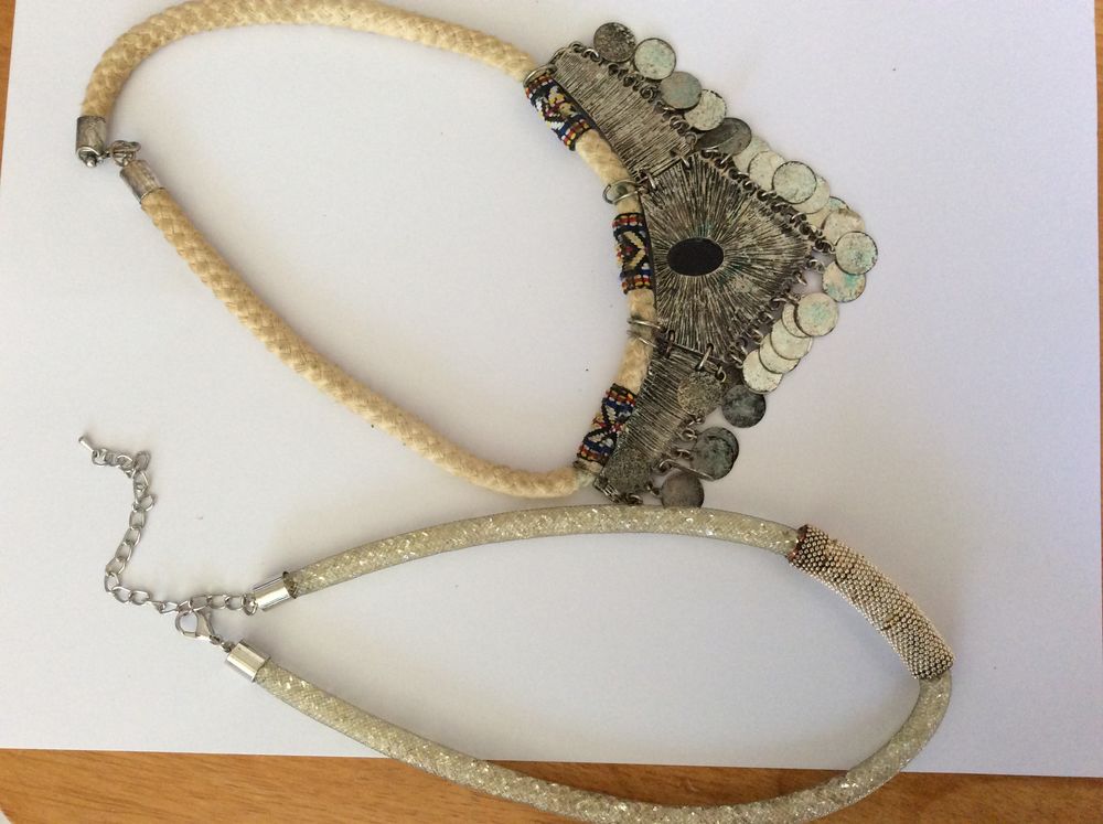Bijoux fantaisie 2 colliers tubulaires tissu, plastique Bijoux et montres