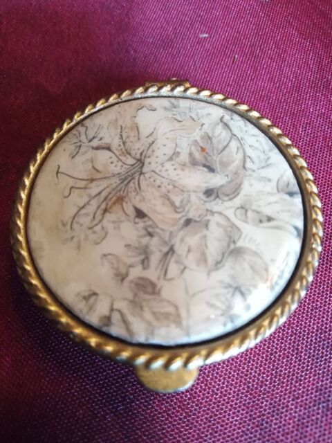 Boite pilule ronde en laiton avec des glantines 5 Avermes (03)